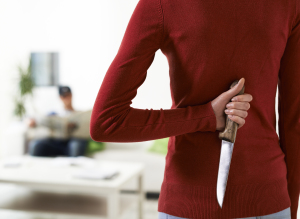 تأخّرت في تقديم العشاء فقتلها.. وأخرى