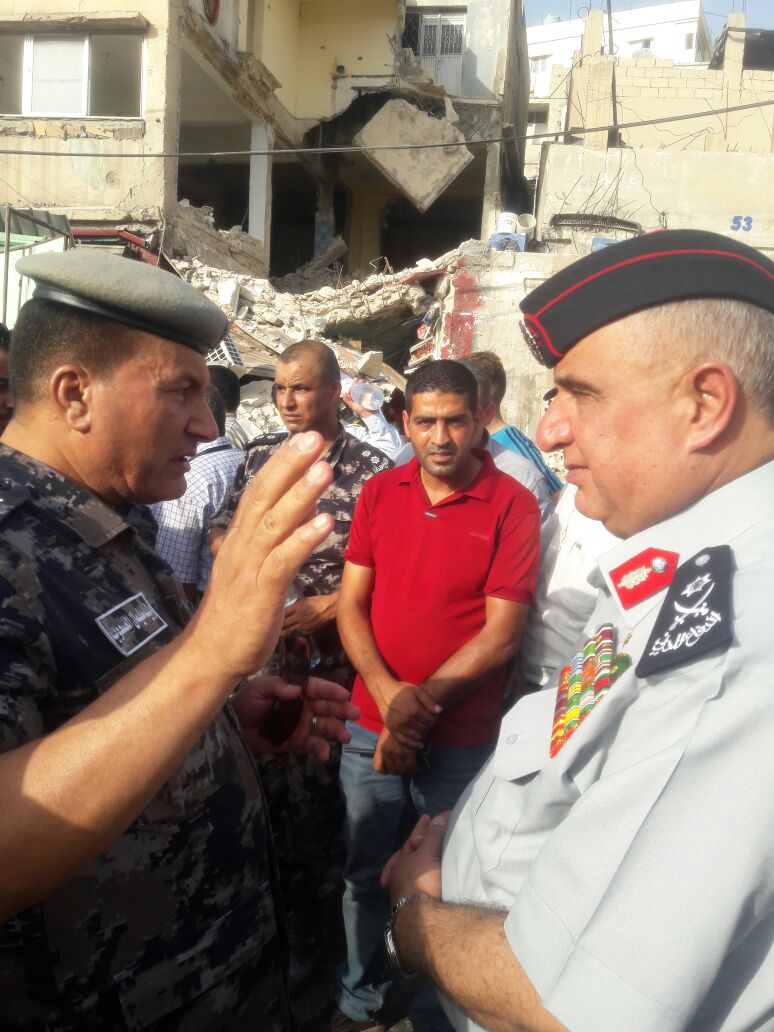 انهيار جزء من عمارة سكنية في