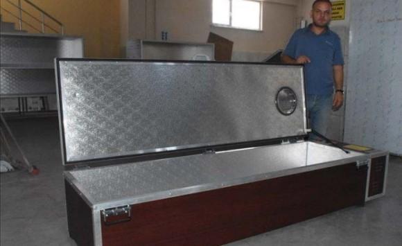 تركي يصنع توابيت مبرّدة للموتى