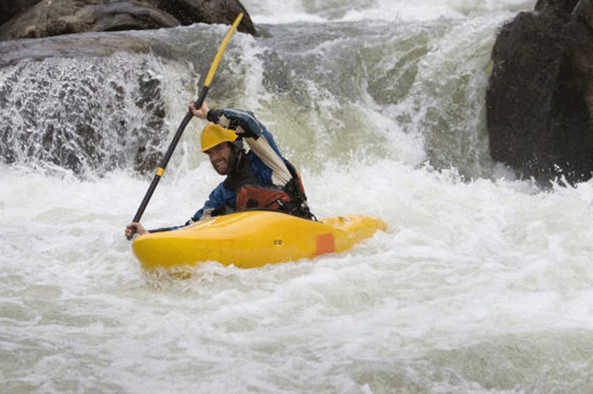(الرافتينغ).. رياضة مائية تنعش السياحة اللبنانية