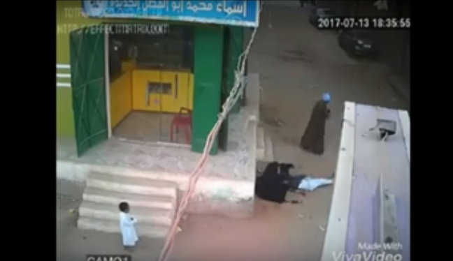 فيديو لا يصدق.. مصري يمطر ابنه