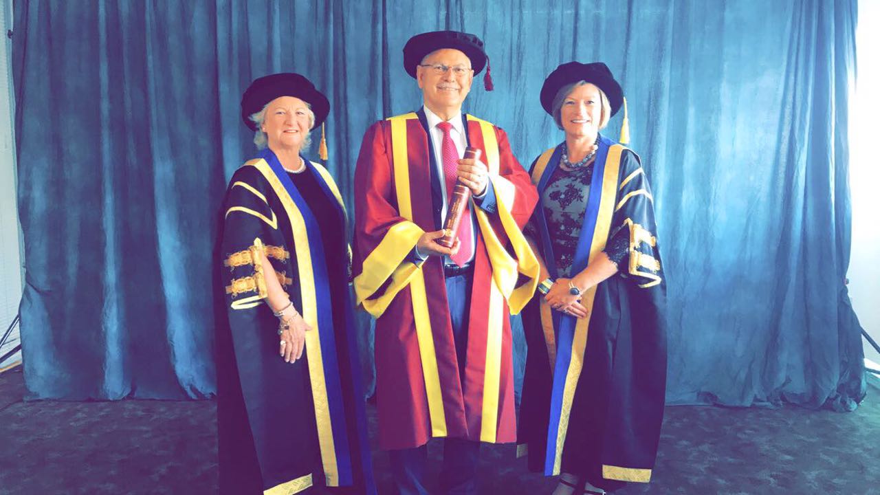 كارديف البريطانية تمنح الدكتور ابوعرابي شهادة