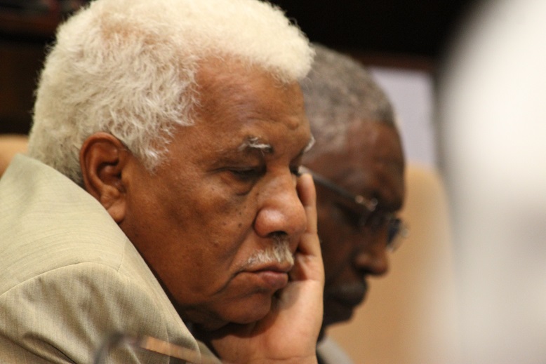 السودان: نقف على مسافة واحدة من