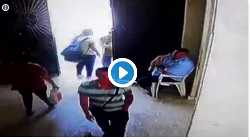 شاهد لحظة اعتداء مهاجم كنيسة القديسين