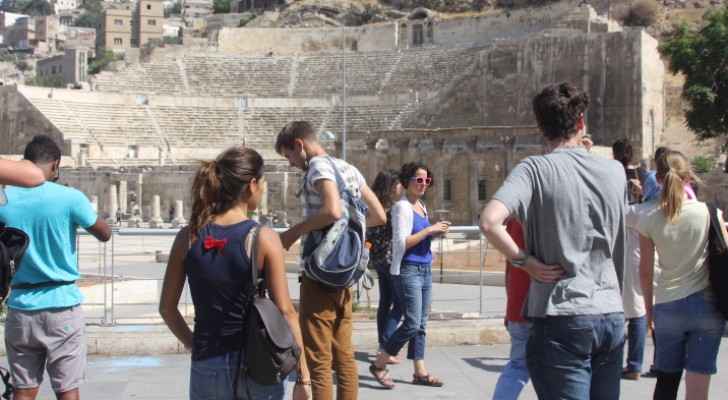 1634. 1633 مليار دولار الدخل السياحي