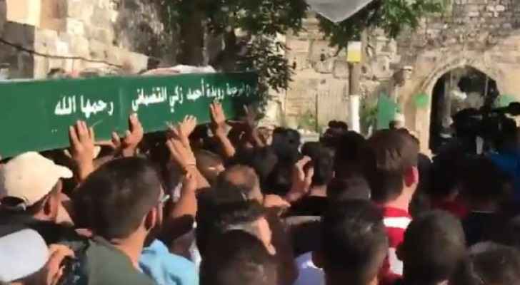 بالفيديو .. الاعتداء على مشيعي جنازة