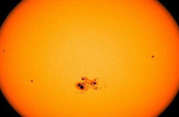 اكتشاف بقعة بالشمس تكبر الكرة الأرضية