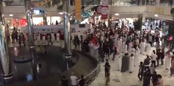 تحرش جماعي في مول سعودي (فيديو)