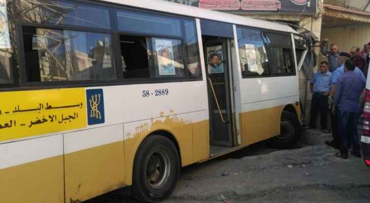 حافلة تداهم محلا تجاريا في حي