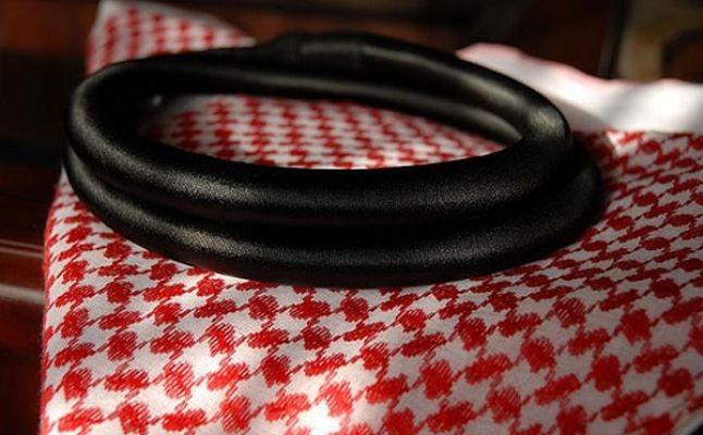 خليجي يهاجم موظفة بالبصق والعقال (فيديو)