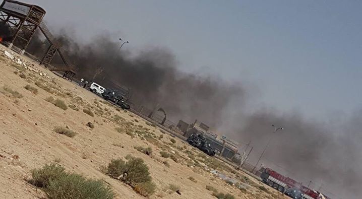 حرق اطارات واغلاق الطريق الصحراوي في