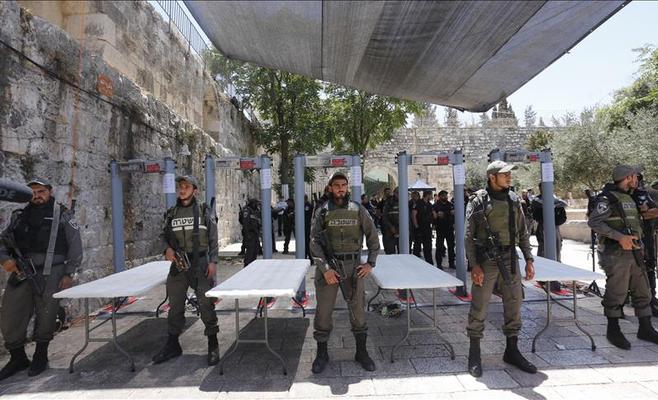 مخابرات الاحتلال تدعو لازالة البوابات الالكترونية