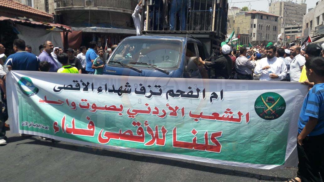 الاخوان يهتفون من أمام المسجد الحسيني: