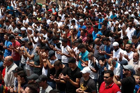 آلاف الفلسطينيين يؤدون صلاة الجمعة في