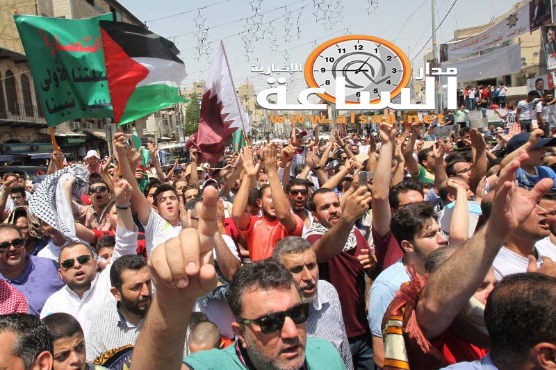الأعلام الأردنية والفلسطينية والقطرية تتوحد نصرة