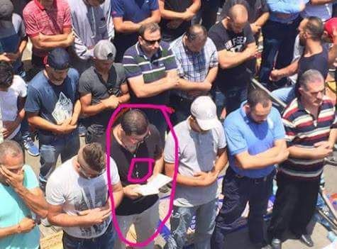 مسيحي يصلي مع المسلمين أمام المسجد