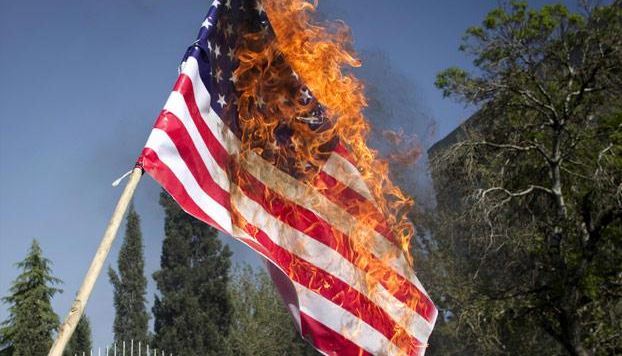 الحويطات يحرقون العلم الأميركي