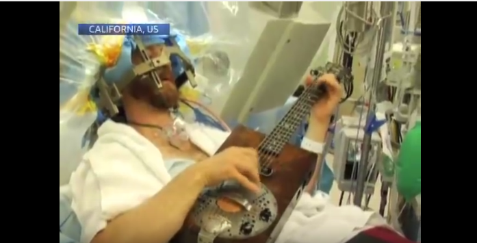 شاهد بالفيديو موسيقي يعزف على الغيتار