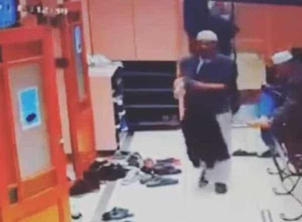 فيديو| انتهى من الصلاة ليسرق الأحذية