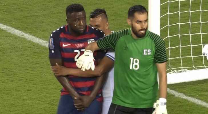 بالفيديو.. «العض» يعود مجددا إلى كرة