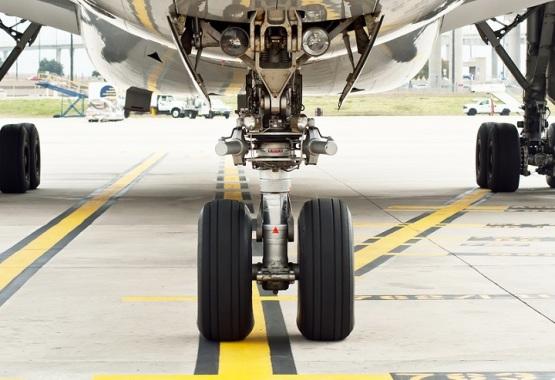 عامل يوقف طائرة يدويا (فيديو)