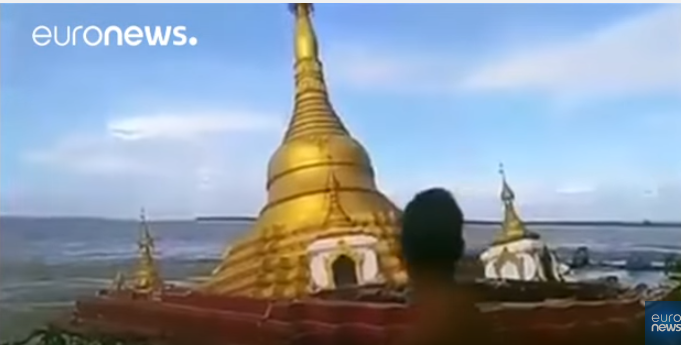 ابتلعه النهر.. شاهد معبدا بوذيا في