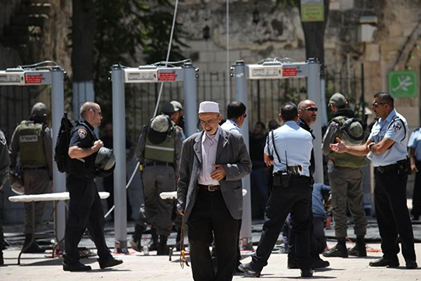 إسرائيل تزيل بوابات التفتيش الالكترونية أمام