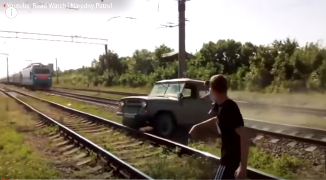 مقطع فيديو صادم نجا صاحبه بأعجوبة..