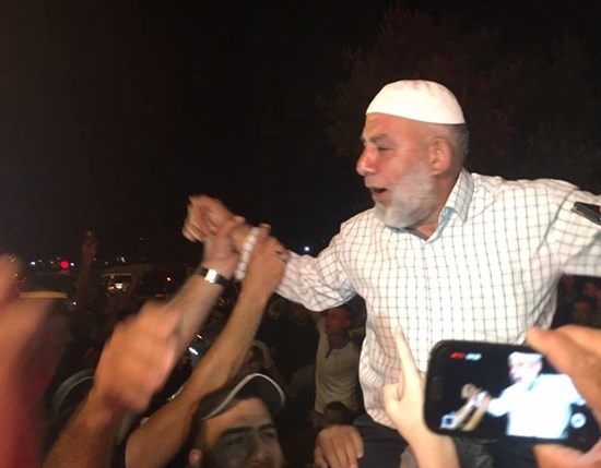 الاف الفلسطينيين يحتفلون بفتح الاقصى (فيديو)