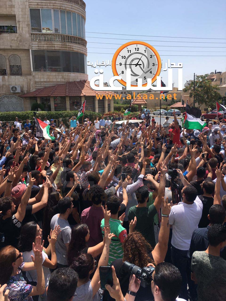 أردنيون يتظاهرون قرب السفارة الإسرائيلية (صور