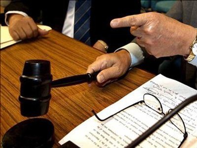 نائب أمام المدعي العام بتهمة إساءة