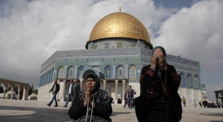 الفلسطينيون ينتصورن.. فتح جميع أبواب المسجد