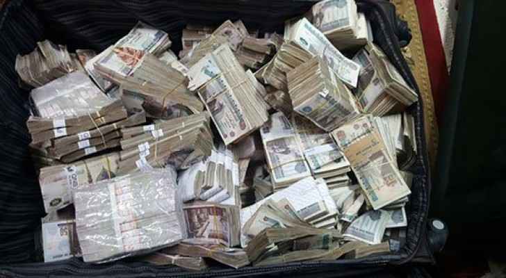 شخص يعيد ثروة أذهلت الشرطة بأفقر