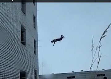 وفاة أردني سقط عن (سور) بناية