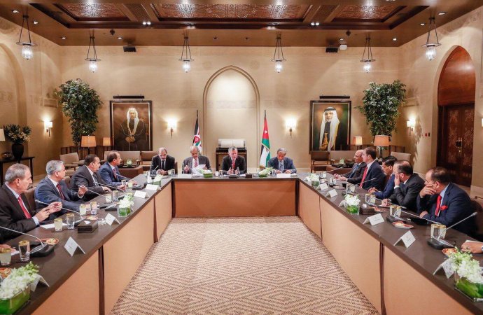 الملك: استغرب غياب المسؤولين السابقين الذين