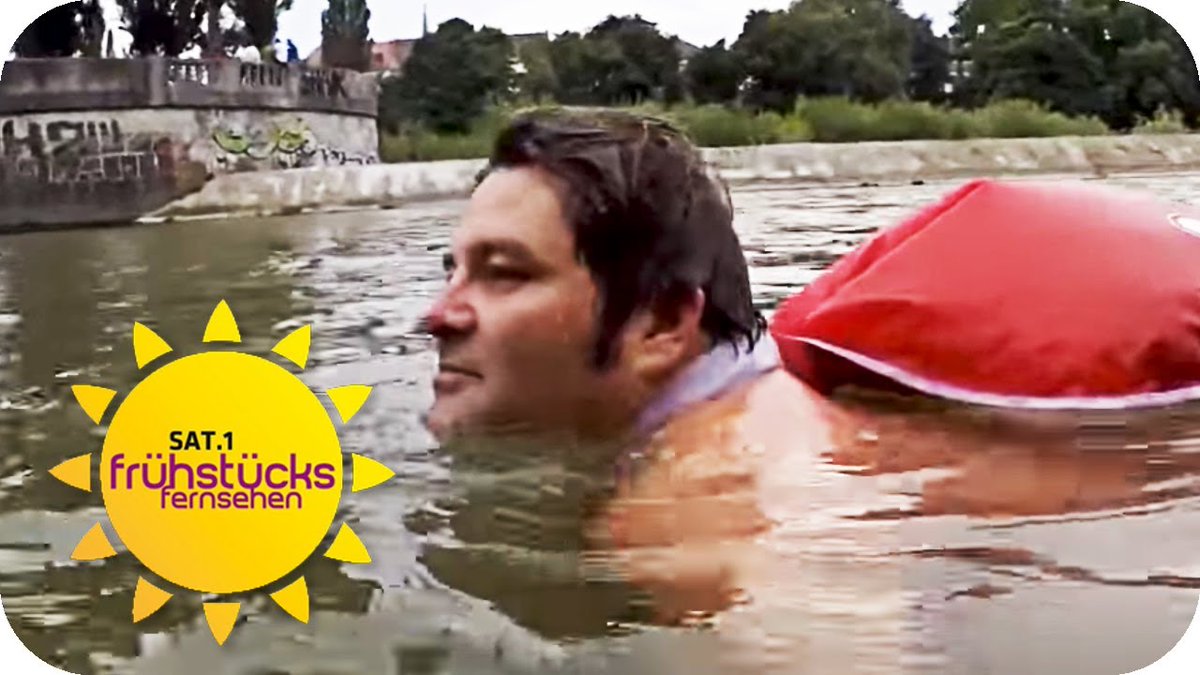 ألماني يذهب لعمله سباحة لتجنب ازدحام