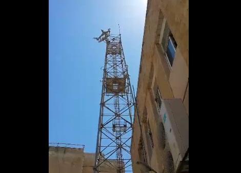 شاب يهدد بالقفز عن برج اتصالات