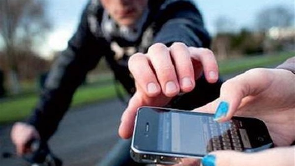 أردنية تقاضي زوجها لمصادرته هاتفها الخاص