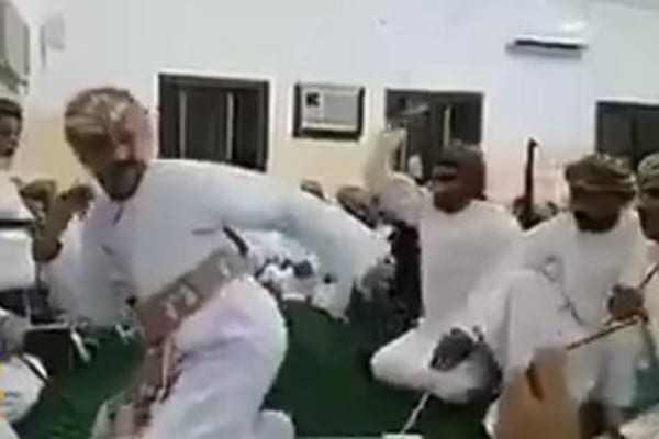 بالفيديو: أهل عروس عمانية ينهالون ضربا