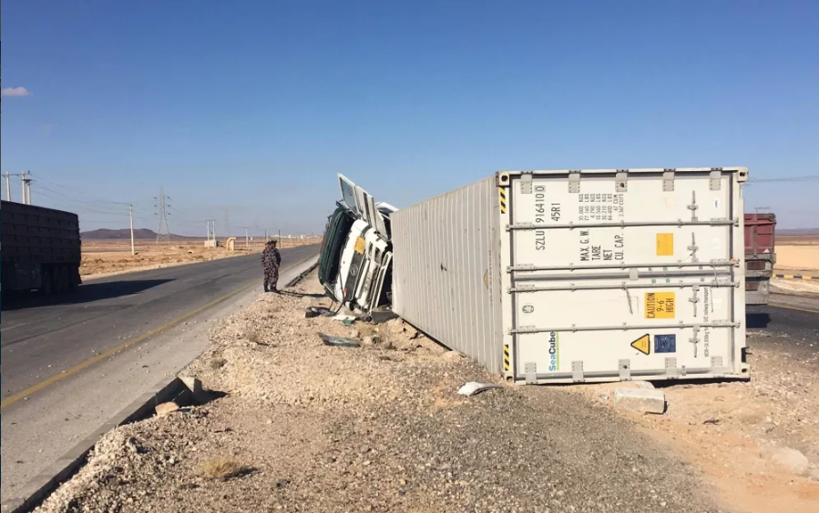 انقلاب شاحنة على طريق المحمدية في