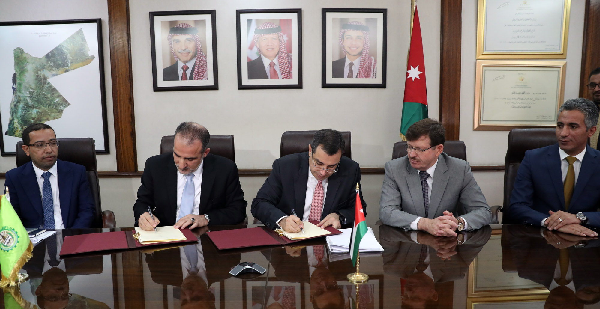 الفاخوري يوقع على اتفاقية لتمويل مشروع