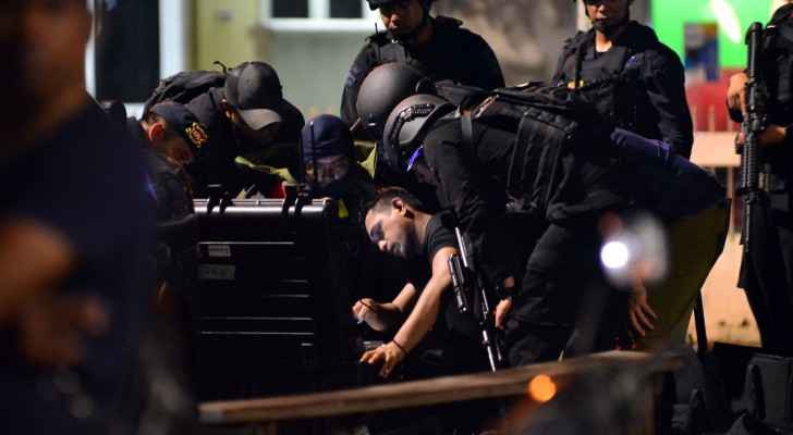 أندونيسيون يحرقون رجلا اتهموه بسرقة مكبر