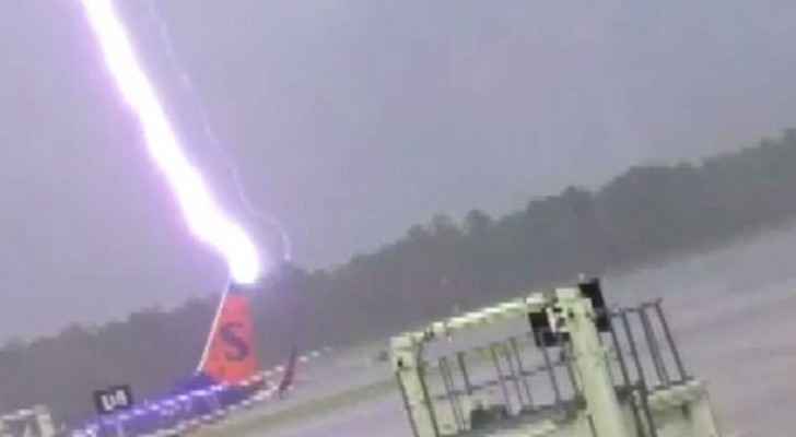 فيديو.. ’لحظات مرعبة‘ لعامل صعقه برق