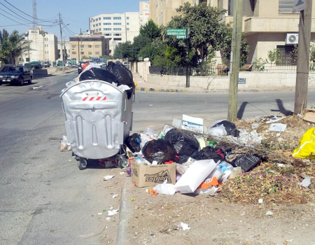 شكوى من تراجع النظافة في عمان