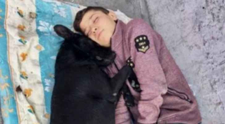 طفل سوري «مشرد» في حضن كلب