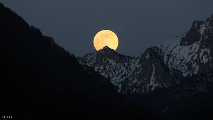 العالم يترقب «القمر الدموي»