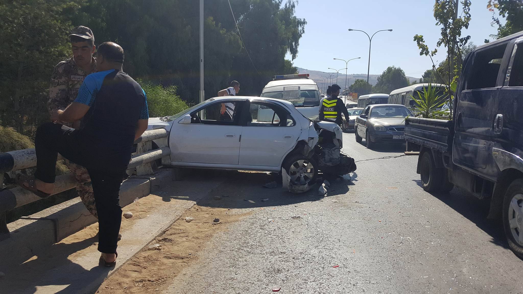 مركبة تعلق على جسر بعد تدهورها