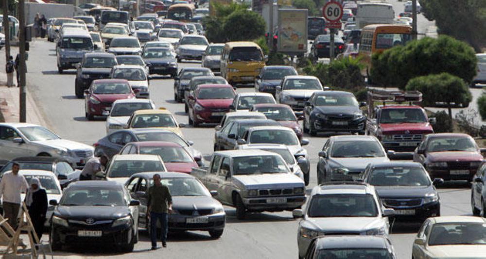 الدوائر الحكومية تتسبب بأزمة مرورية خانقة