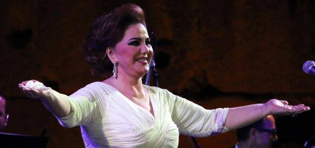 ميّادة الحناوي تغني في الفحيص.. الليلة