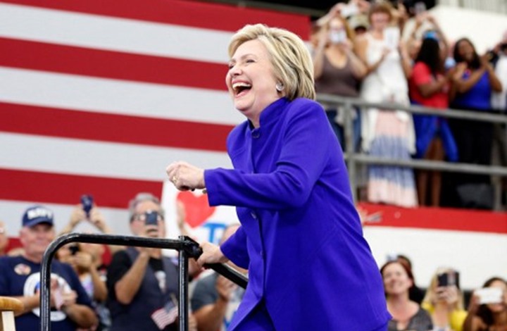 كلينتون تلفت الأنظار في حفل زفاف